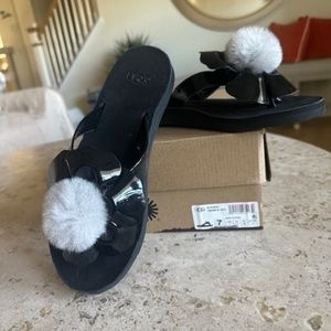 UGG BLACK size 7 Poppy NWOT  never worn